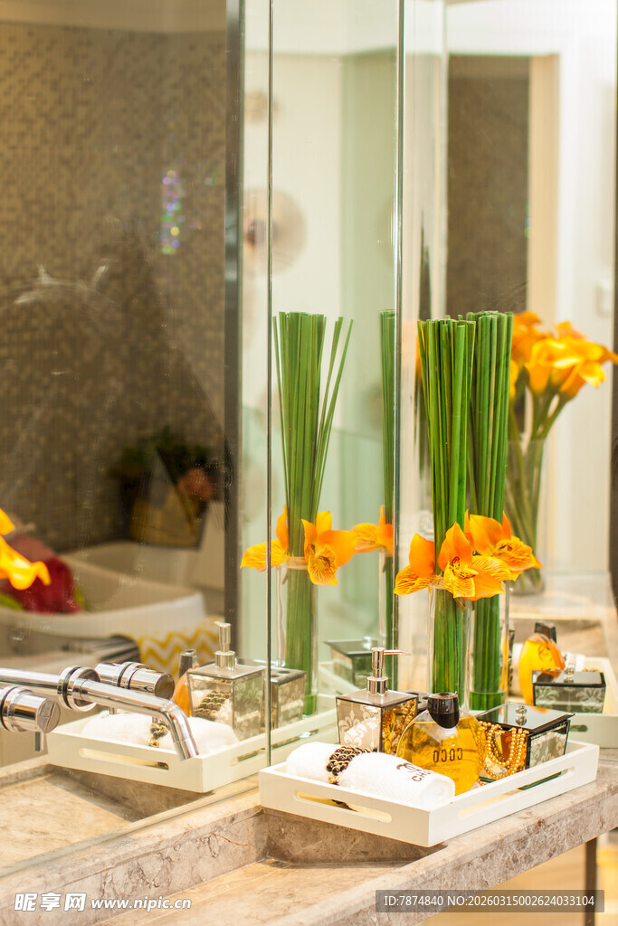 优雅浴室的花卉装饰