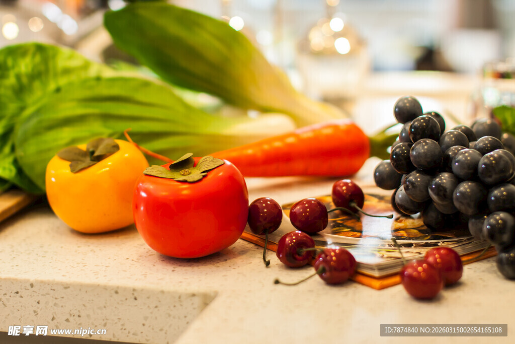 多彩新鲜蔬果摆放在台面