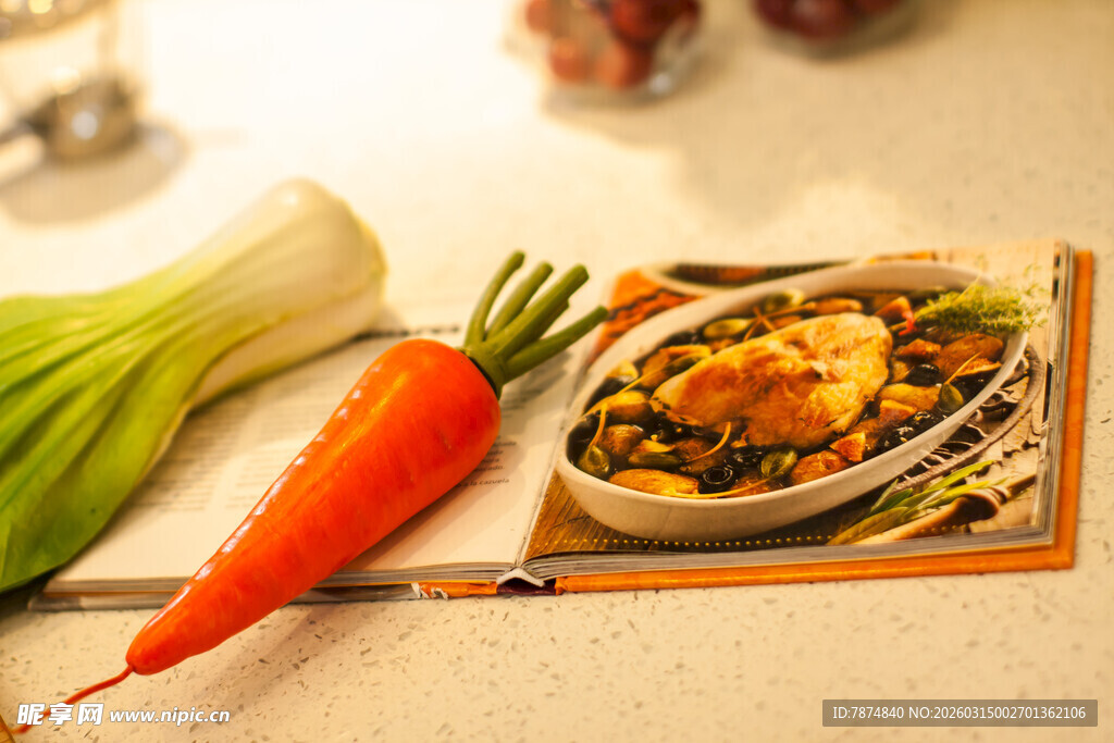 盘中佳肴与新鲜蔬菜