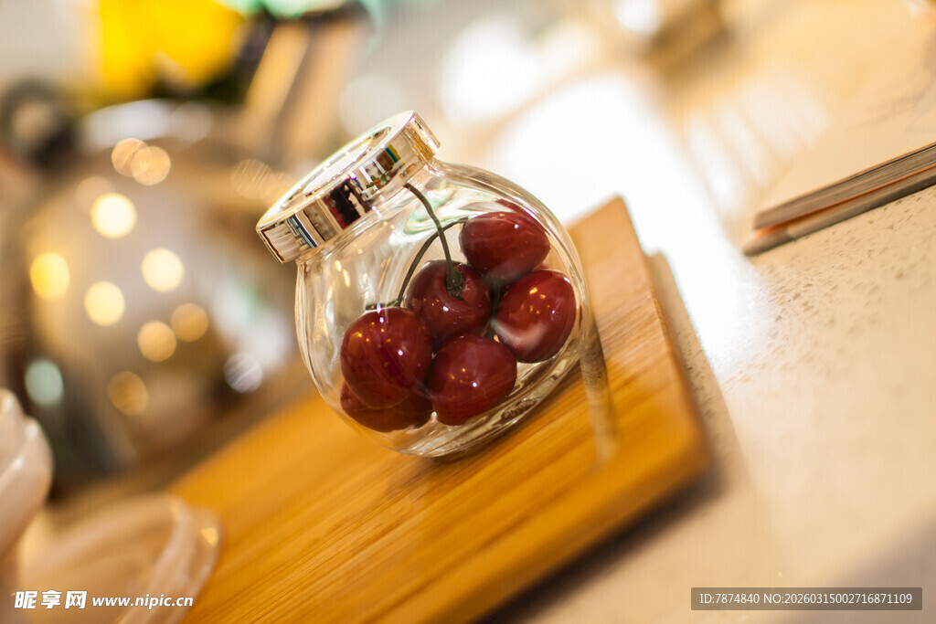玻璃罐中的新鲜红樱桃
