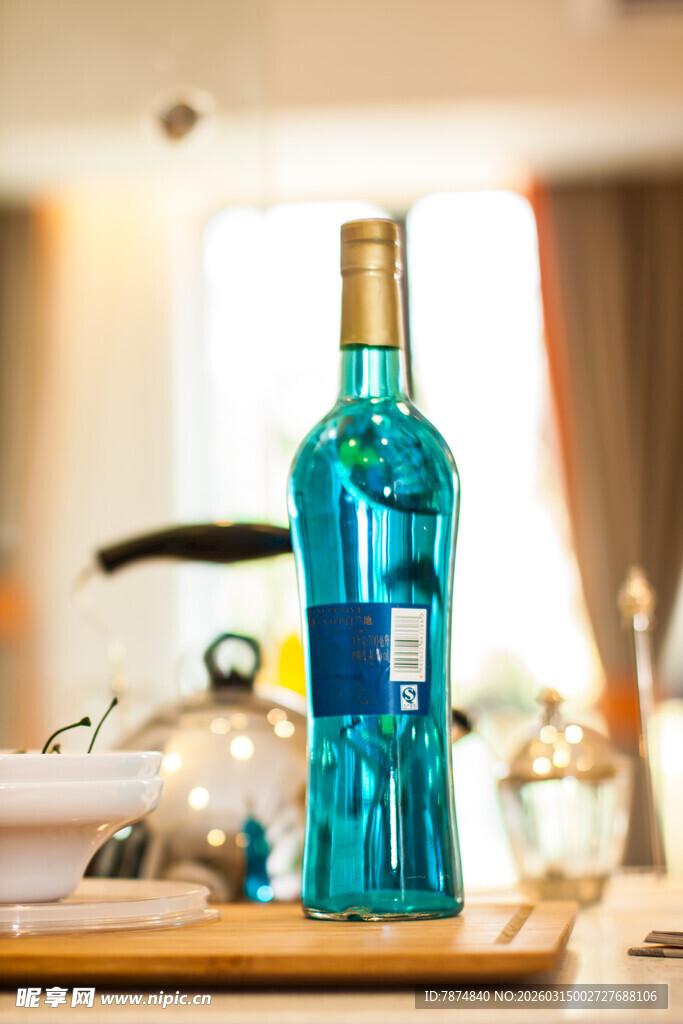 蓝色瓶装酒置于托盘上