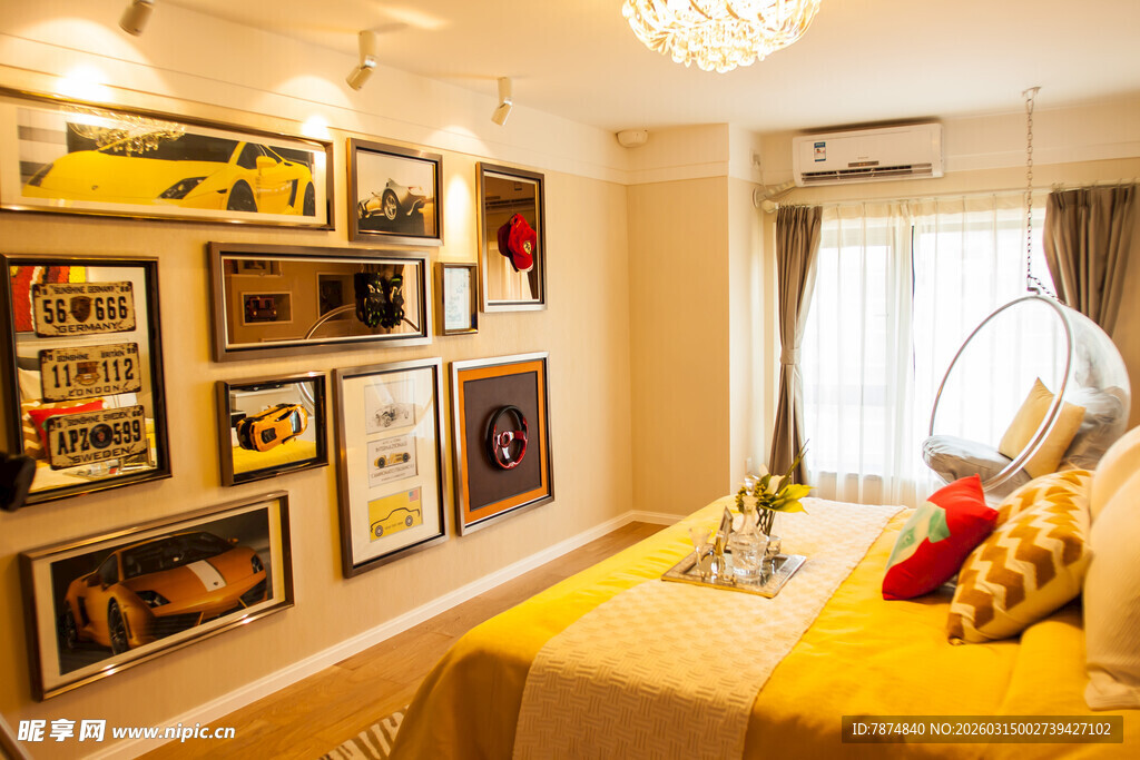 温馨卧室 艺术挂画装饰