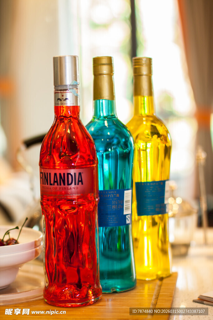 多彩丽娇酒摆于木桌之上