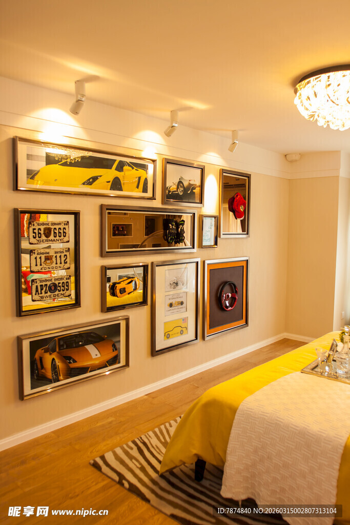 卧室墙面多彩艺术画装饰