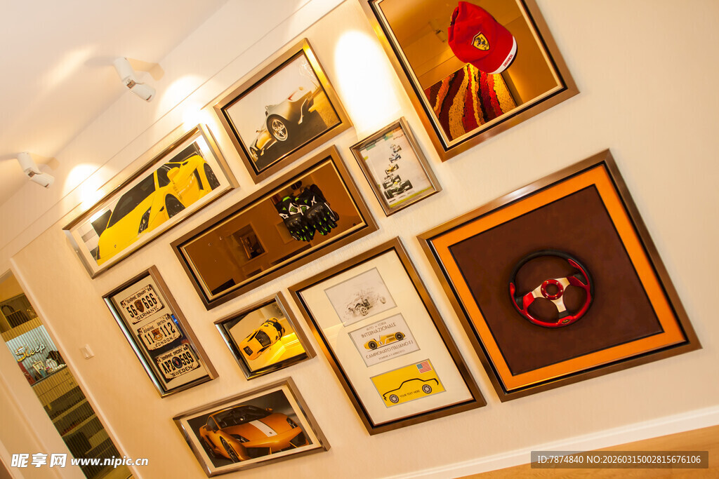 墙上陈列的多彩艺术画框