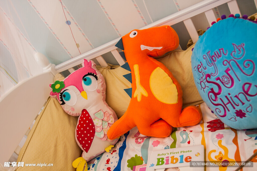可爱儿童床饰与毛绒玩具
