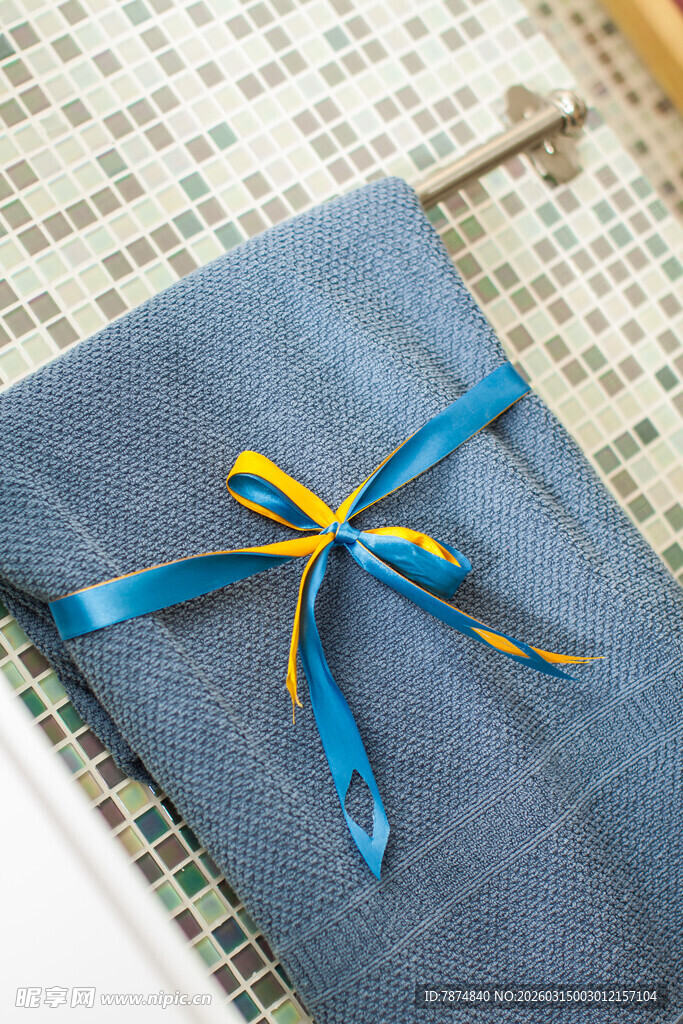 蓝色布包系彩色丝带