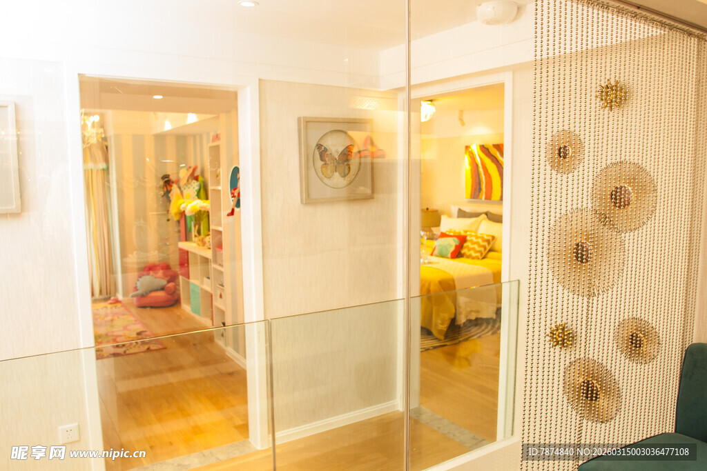 时尚明亮的室内服饰店空间