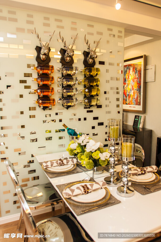 现代风格餐厅的精致布置