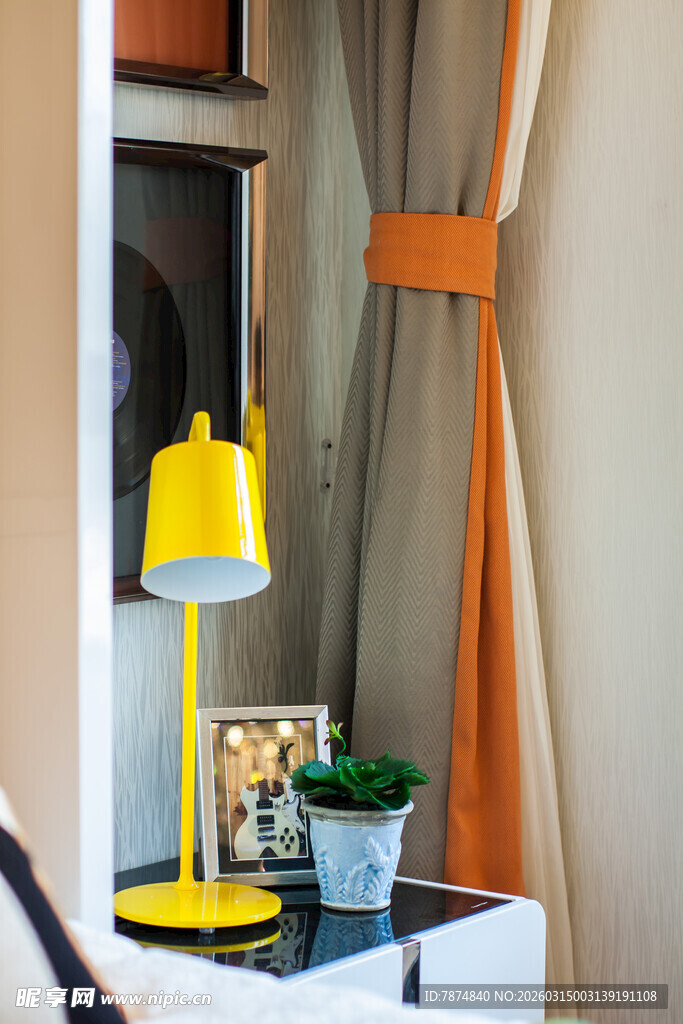 温馨书桌一角的简约布置