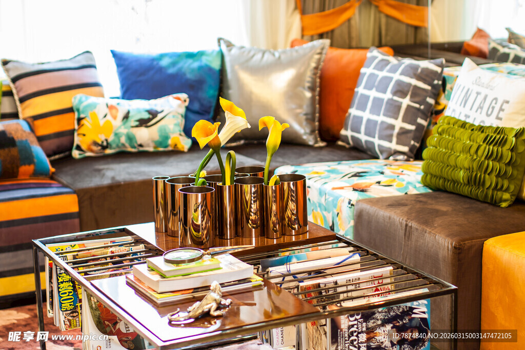 多彩抱枕装点温馨客厅空间