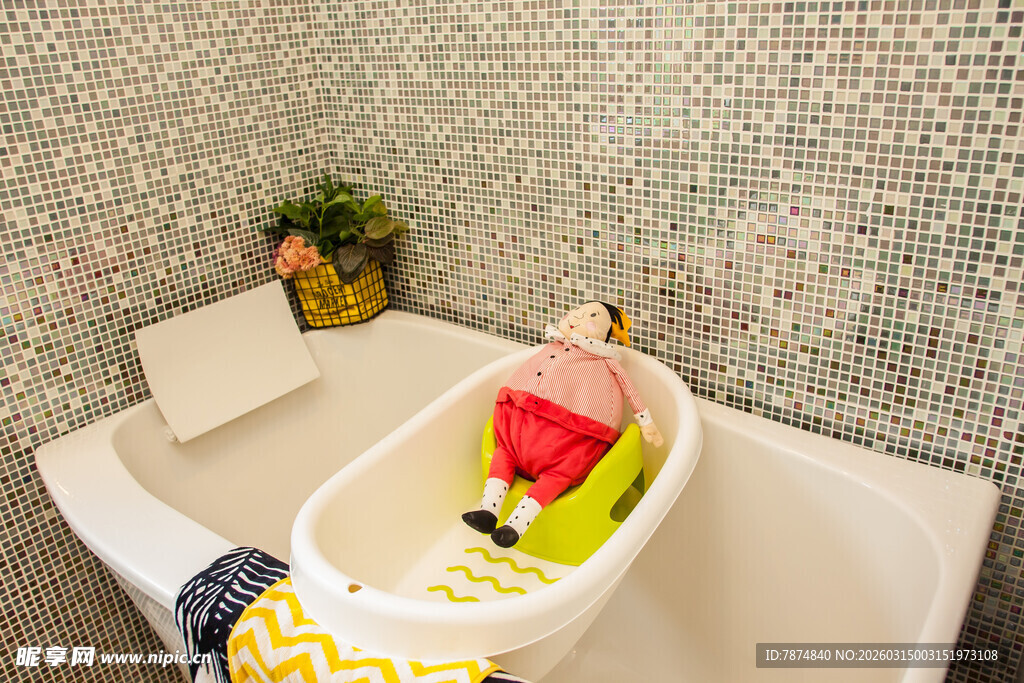 可爱宝宝在温馨浴室洗澡