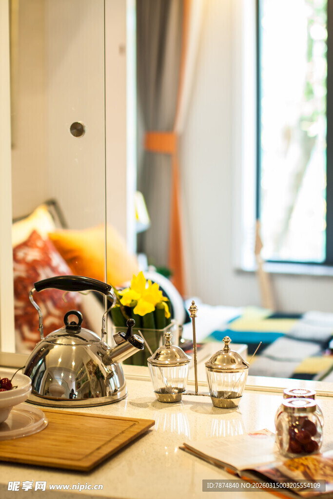 温馨室内的精致茶具布置