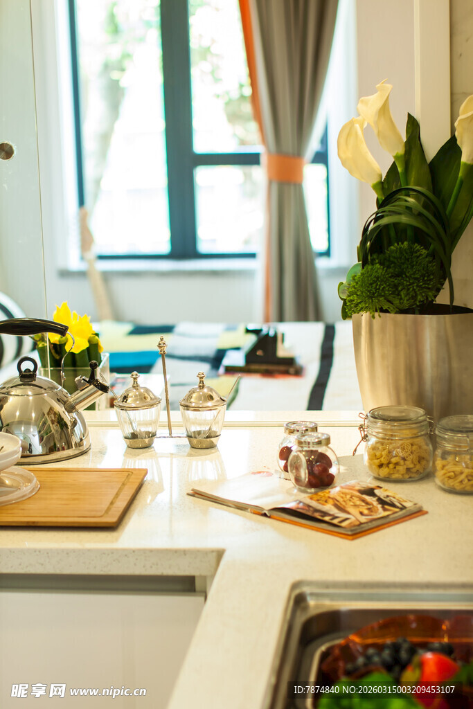 现代厨房温馨整洁场景