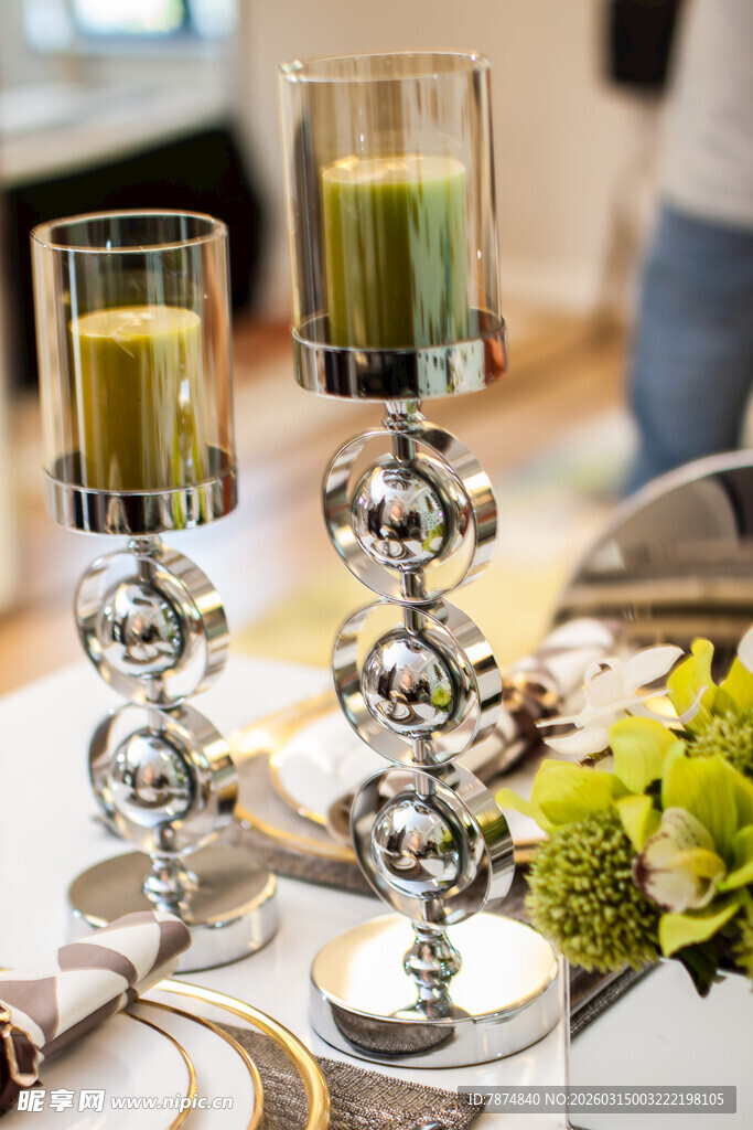 精致烛台装点餐桌氛围