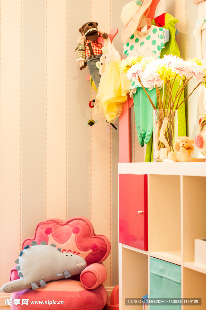 儿童房一角的多彩装饰