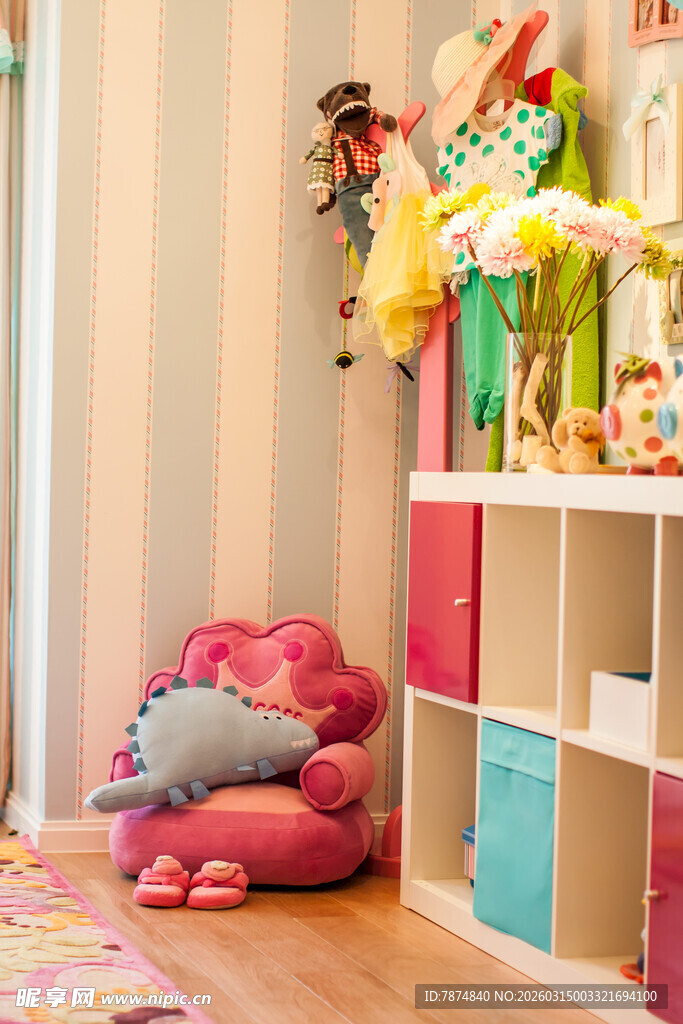 儿童房温馨角落与多彩玩具