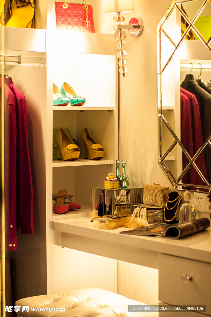 时尚衣帽间的精致一角