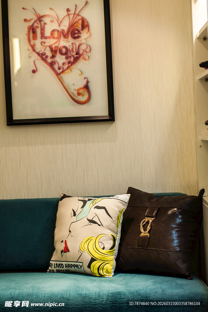 多彩靠垫装点温馨角落