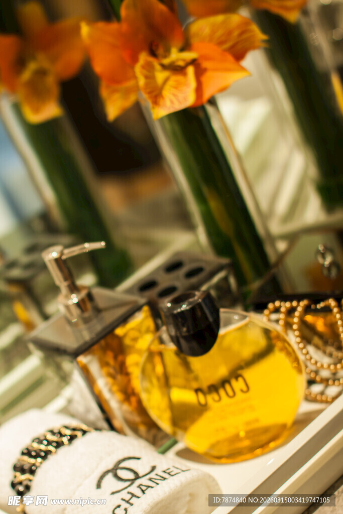精致香水瓶与饰品摆件