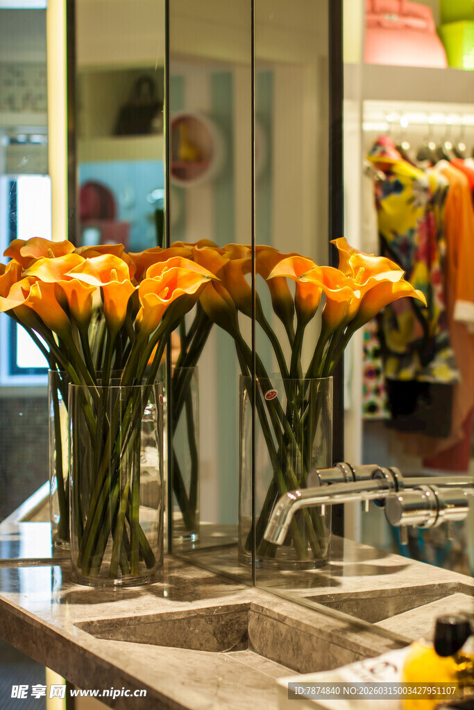 浴室台面上的鲜艳黄百合