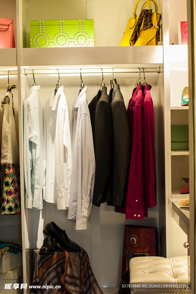 时尚衣物挂在开放式衣架上