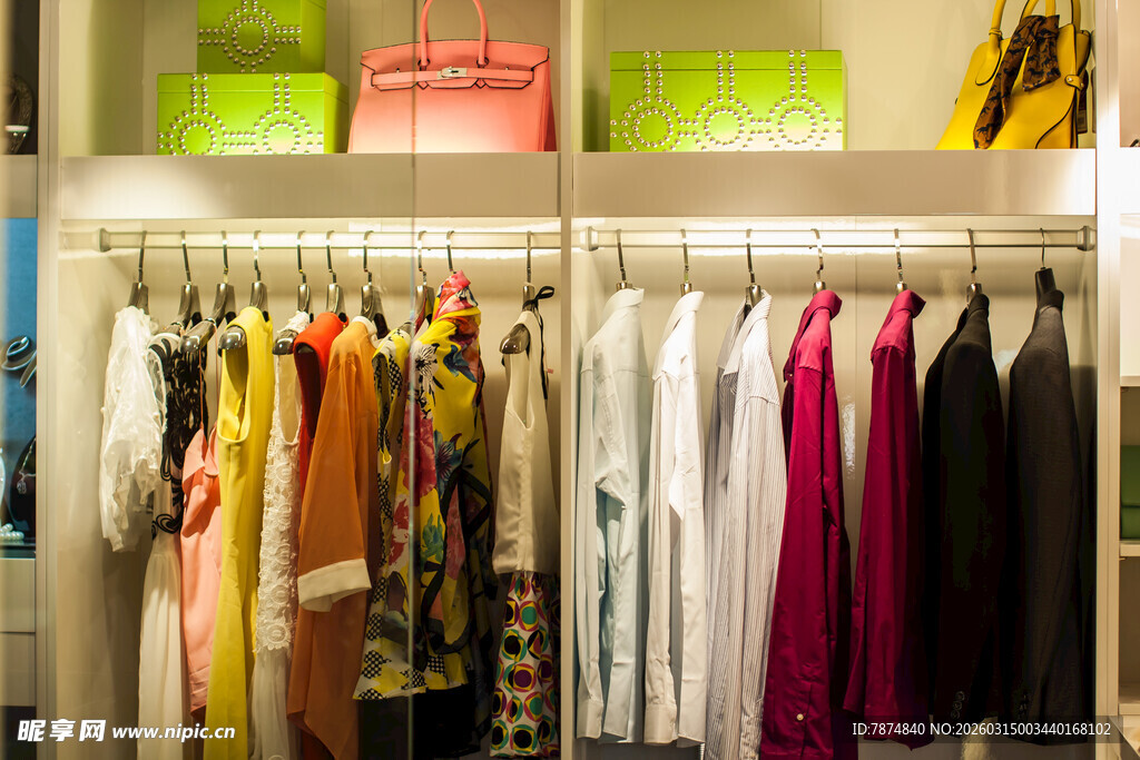 时尚衣帽间的多彩衣物陈列