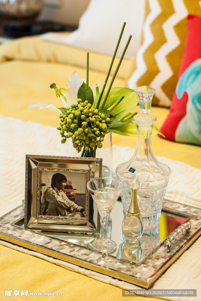 精致托盘上的家居装饰摆件