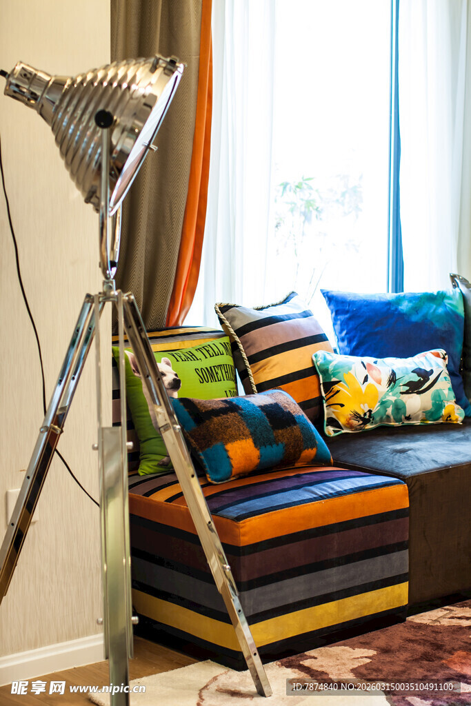 现代客厅中的落地灯与沙发