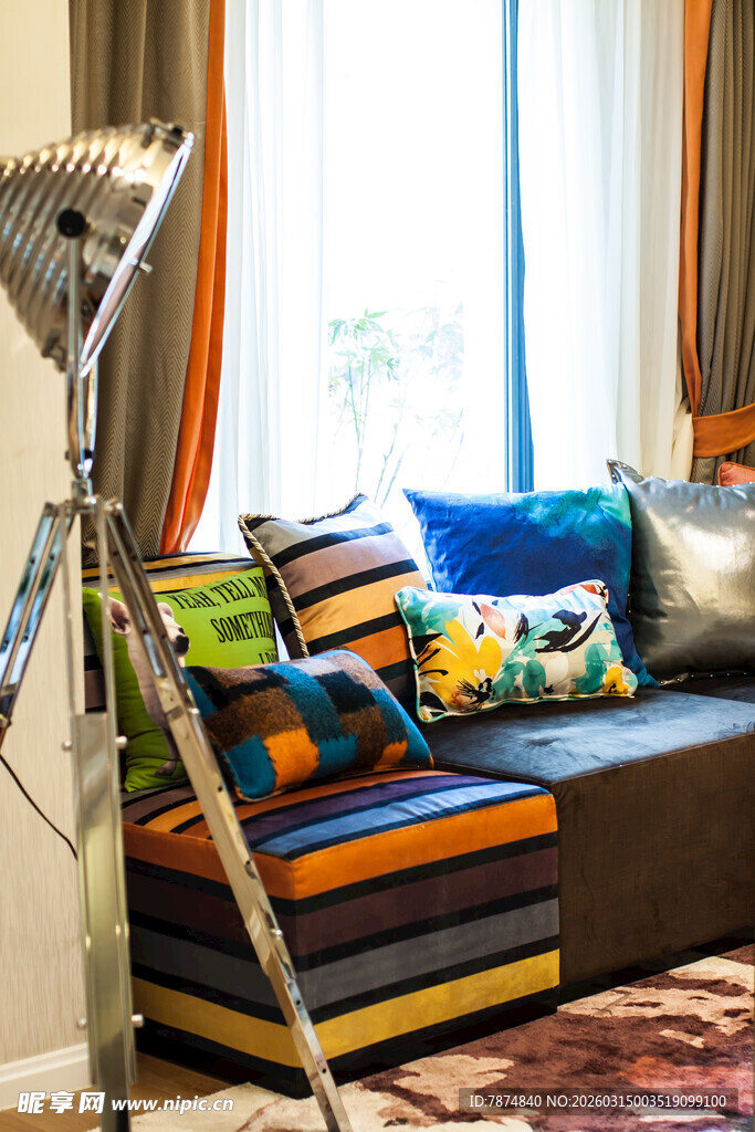 多彩条纹沙发与装饰抱枕