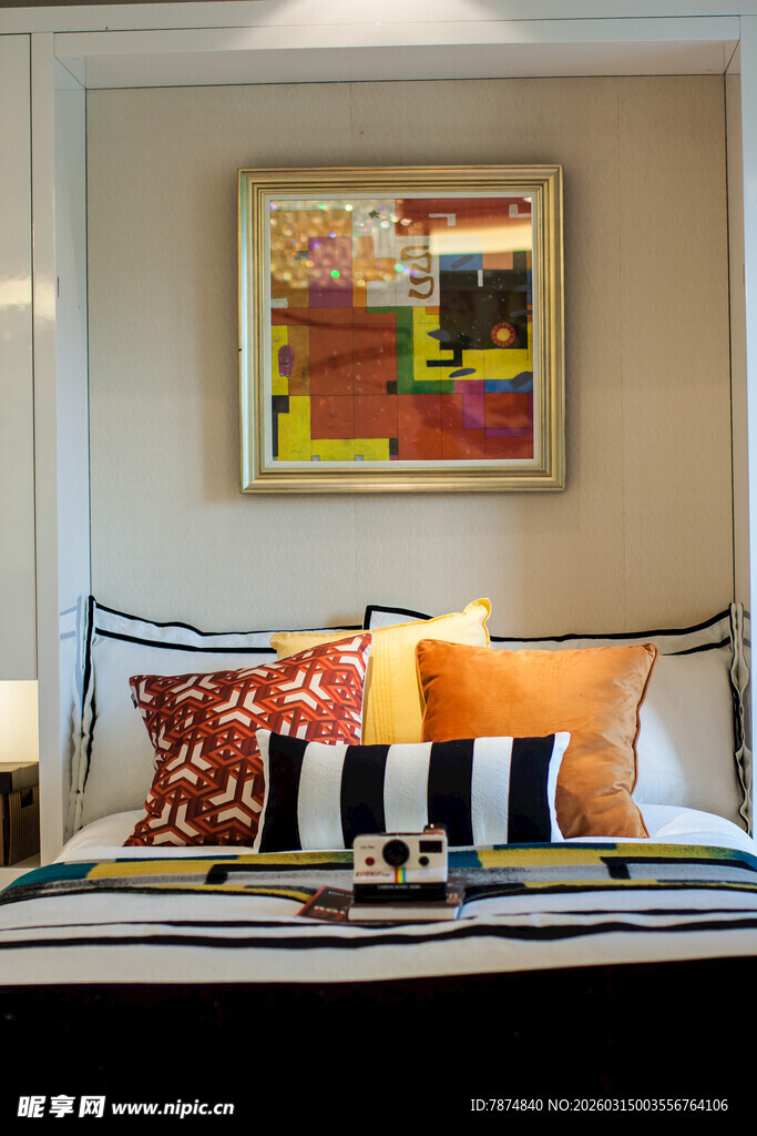 多彩抱枕装点温馨卧室角落