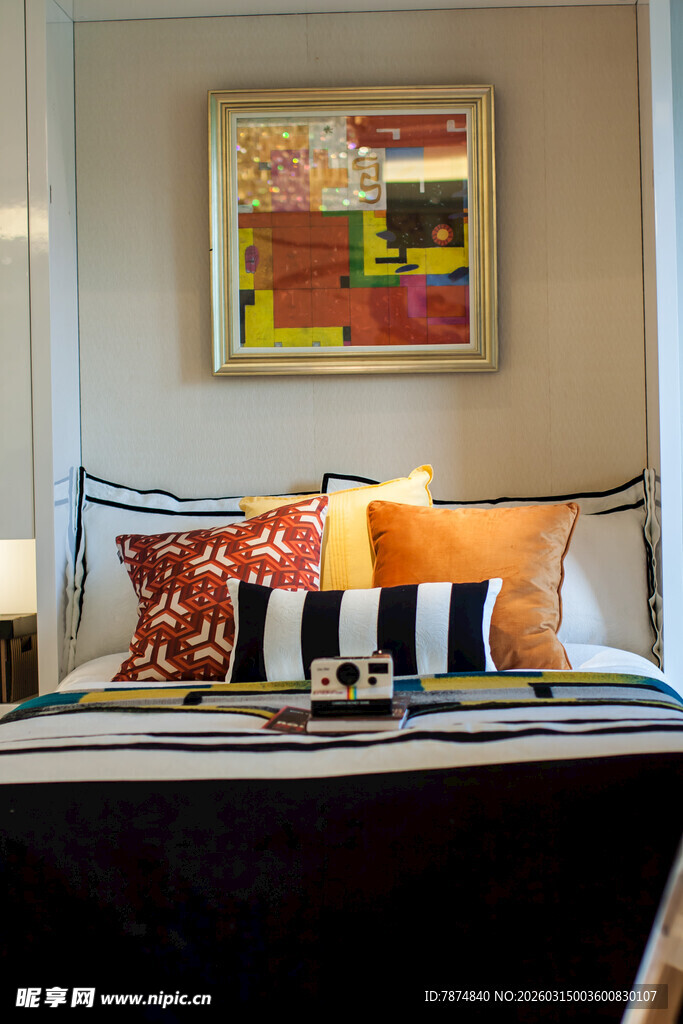 多彩抱枕装点温馨卧室