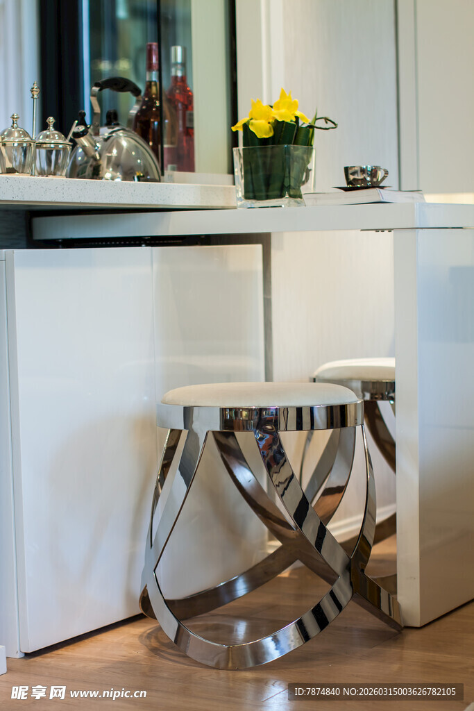 现代简约金属边几摆件