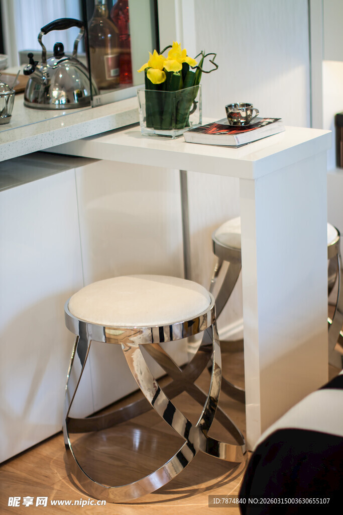 现代简约风格时尚吧台凳