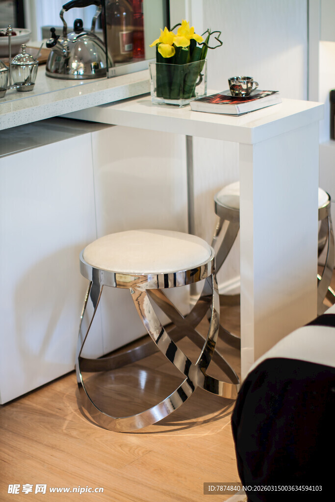 现代风格金属材质时尚凳子