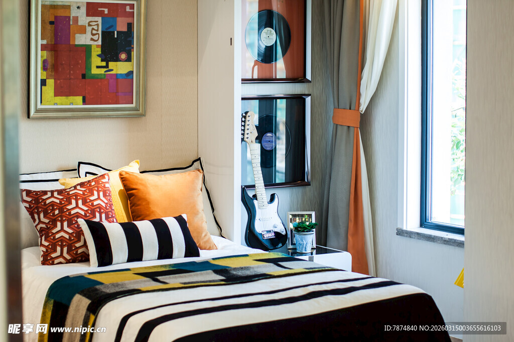 温馨卧室一角的多彩布置