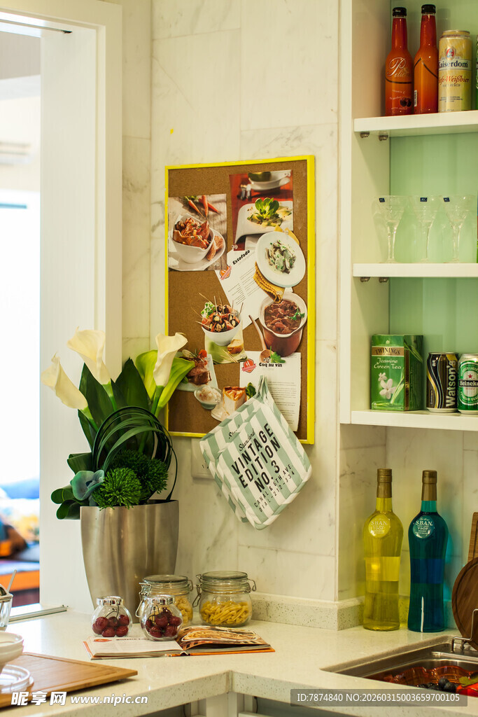 厨房一角的多彩生活场景