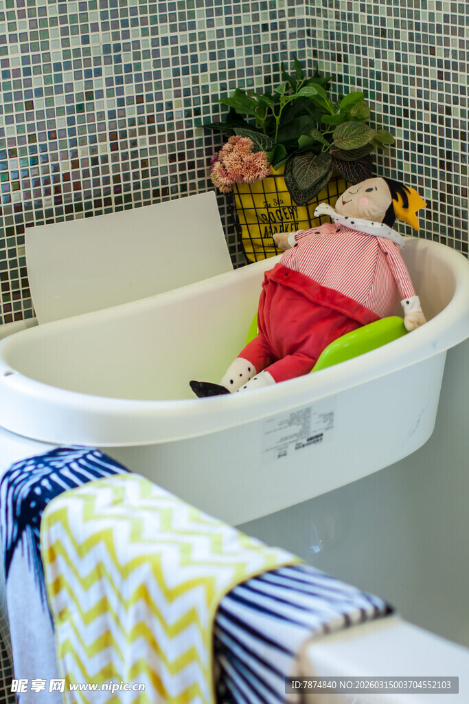 宝宝在浴缸玩耍的温馨场景