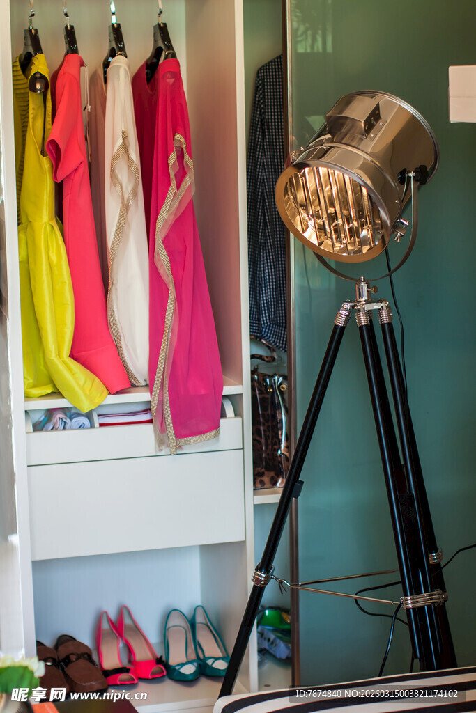 时尚衣橱一角 多彩服饰鞋履