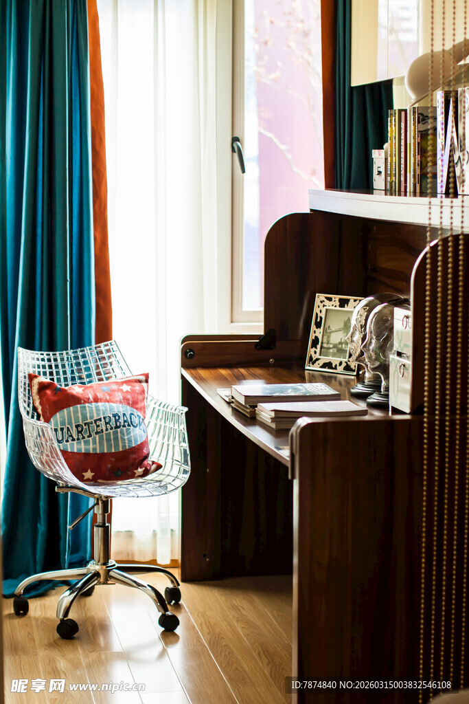 现代风格书房办公桌椅组合