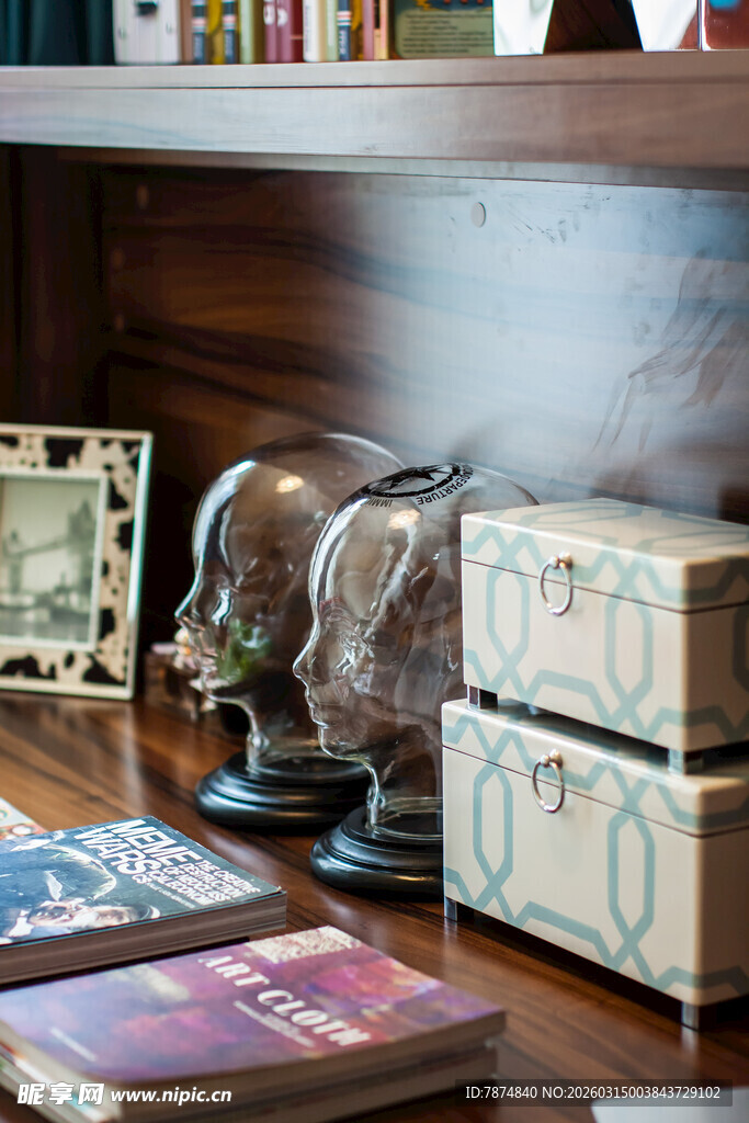 复古书架上的书籍与摆件