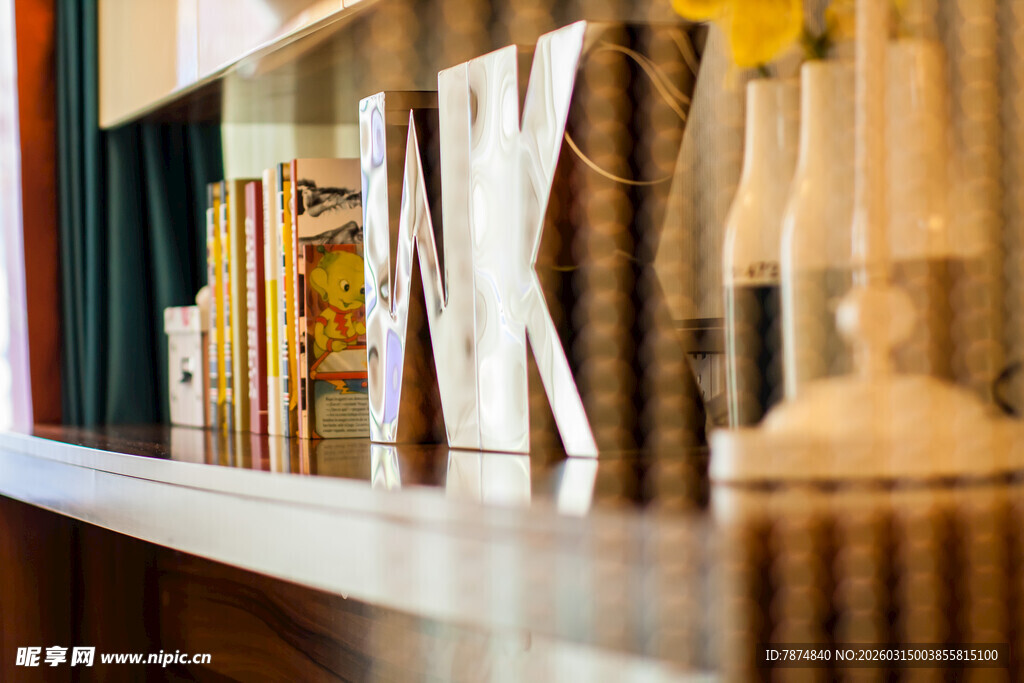 书架上的多彩书籍