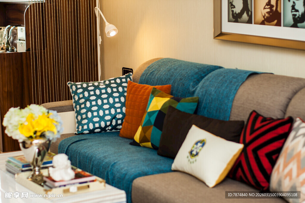 多彩抱枕装点温馨客厅