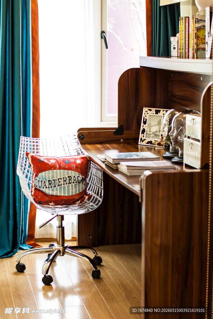 温馨书房桌椅布置场景