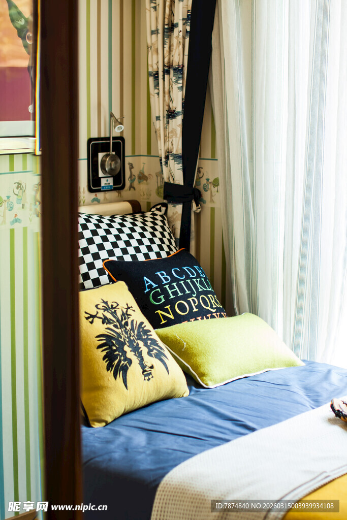 多彩温馨卧室一角