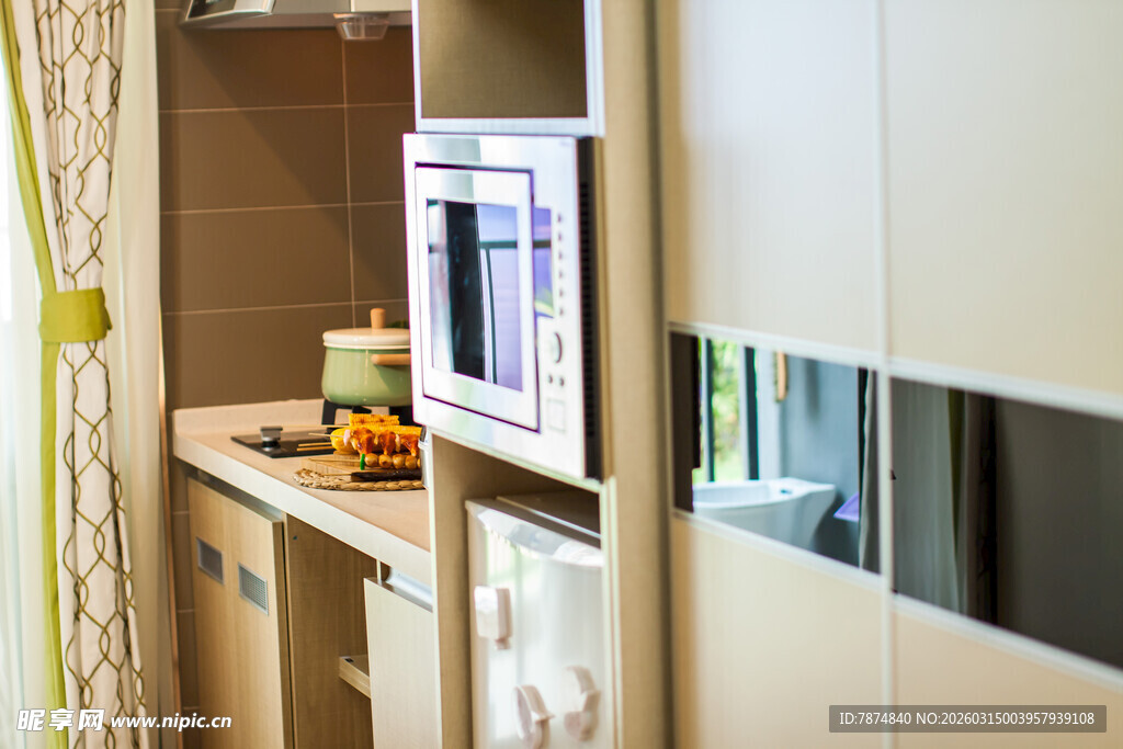 现代厨房一角的家电布置