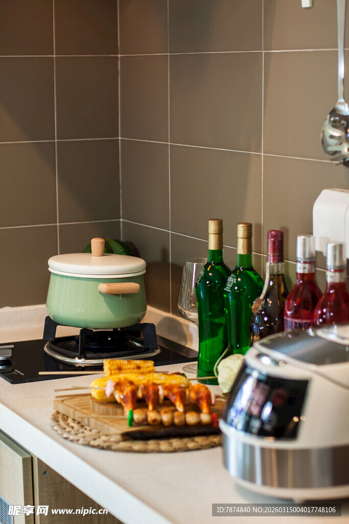 厨房中的烹饪与美酒准备