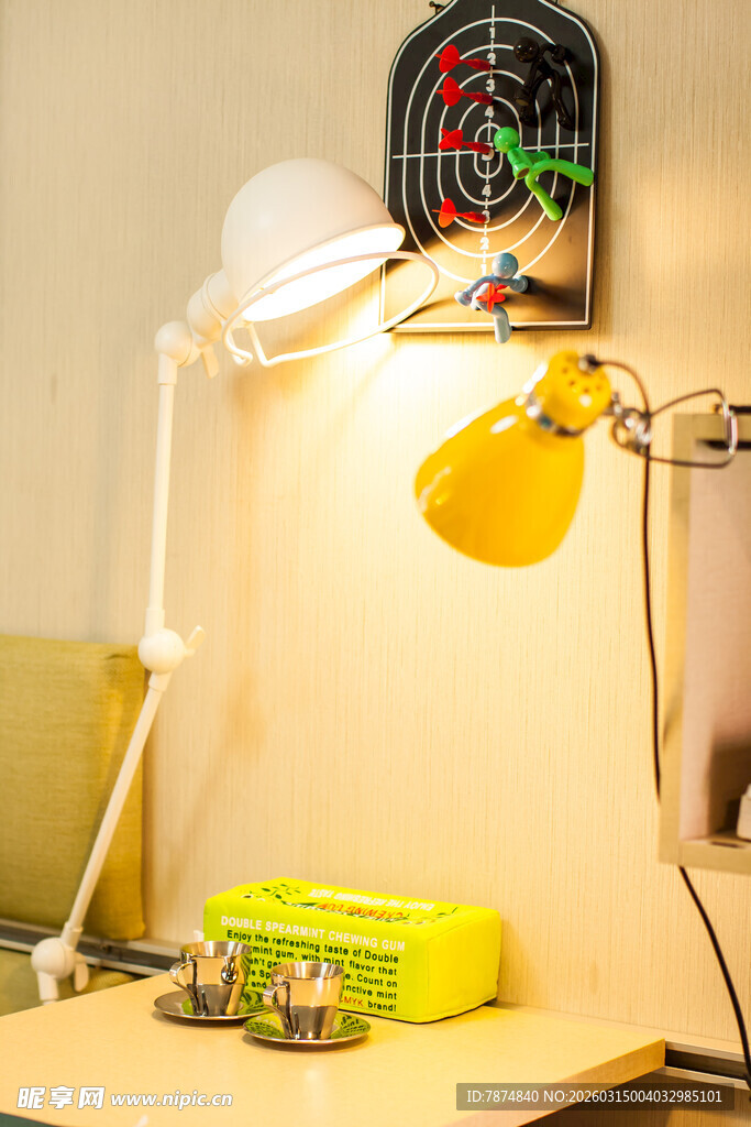 温馨书桌台灯摆件小角落