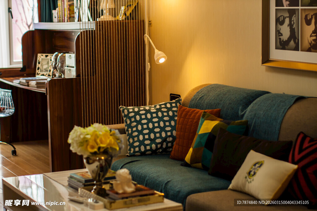 温馨多彩的客厅一角