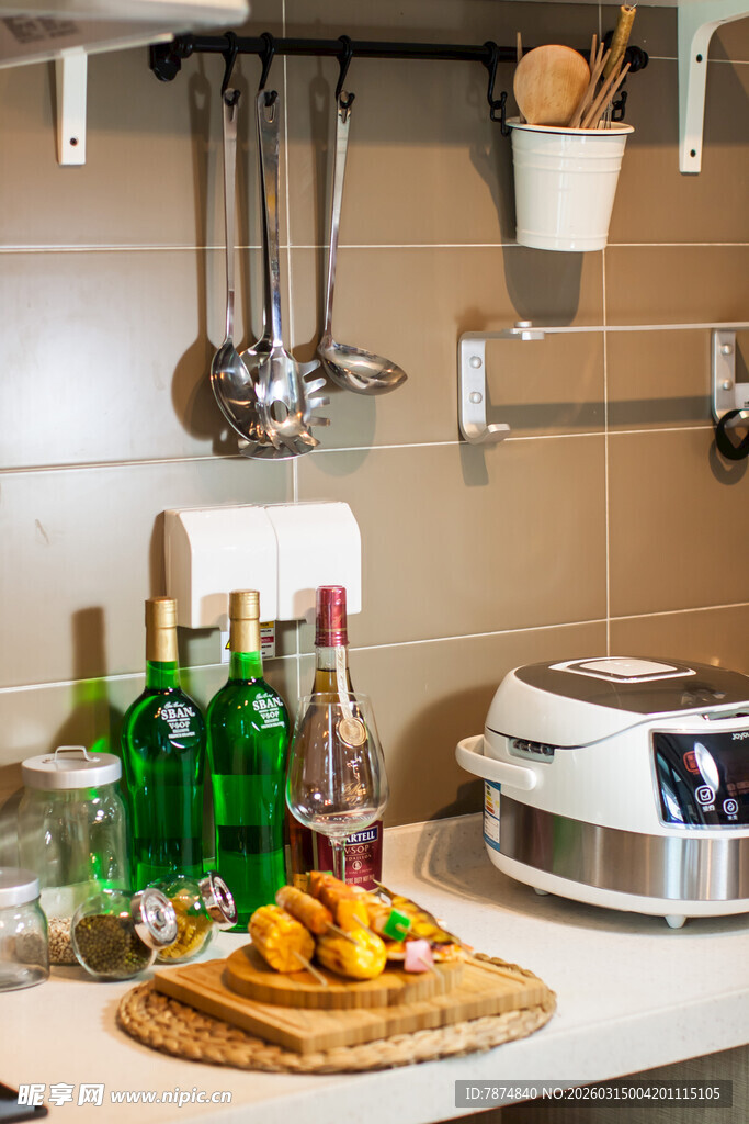 厨房台面上的美食与饮品